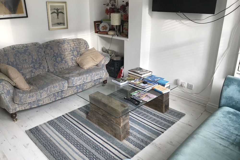 3 Double Bedroom Garden Cottage near Wandsworth Common