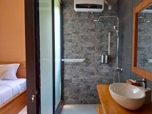 Executive Villa | Bathroom | Shower, free toiletries, hair dryer, towels - The Happinezz Hills Hotel Karimunjawa (Karimun Jawa)
