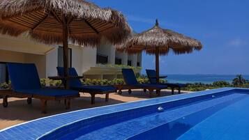 屋外プール、プール パラソル、サンラウンジャー