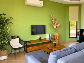 Executive Villa | Desk, blackout drapes, free WiFi, bed sheets