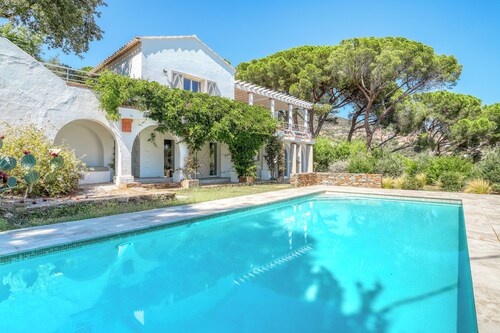 Superb villa with sea view, swimming pool and landscaped garden