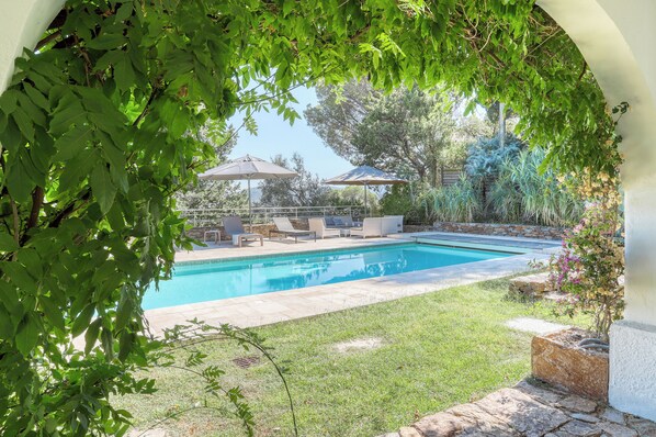 Outdoor pool - Superb villa with sea view, swimming pool and landscaped garden (Bormes-Les-Mimosas)
