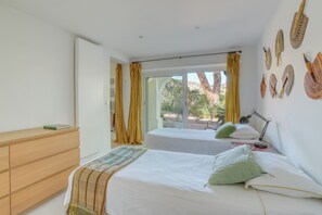 5 bedrooms, iron/ironing board, WiFi, bed sheets