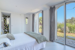 5 bedrooms, iron/ironing board, WiFi, bed sheets