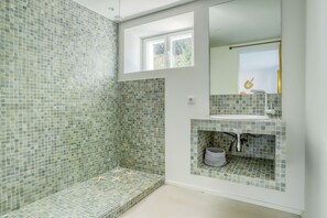 Combined shower/tub, hair dryer, towels, toilet paper - Superb villa with sea view, swimming pool and landscaped garden (Bormes-Les-Mimosas)