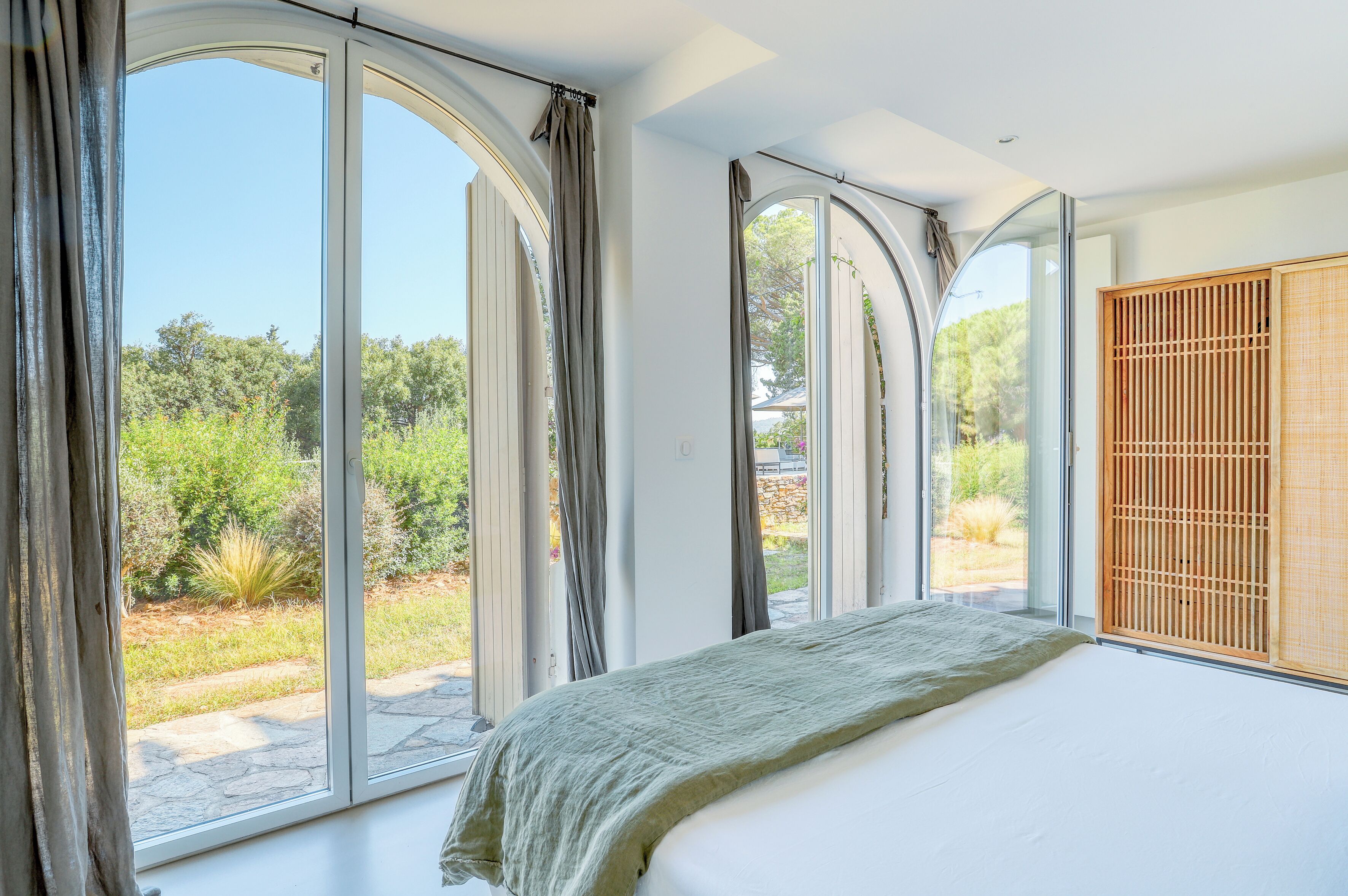 5 chambres, fer et planche à repasser, Wi-Fi, draps fournis