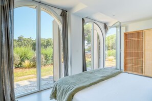 5 bedrooms, iron/ironing board, WiFi, bed sheets