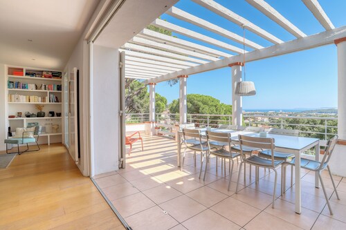 Superb villa with sea view, swimming pool and landscaped garden