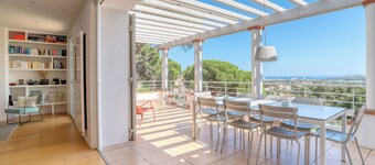 Superb villa with sea view, swimming pool and landscaped garden