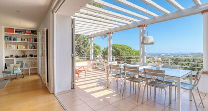 Superb villa with sea view, swimming pool and landscaped garden