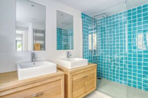 Combined shower/bathtub, hair dryer, towels, toilet paper
