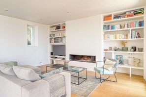 Téléviseur, foyer, lecteur de DVD, livres