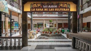 An indoor courtyard with a sign reading "SAN MARCOS LA CASA DE LAS CULTURAS". - Casa de las Culturas San Marcos (Quito)