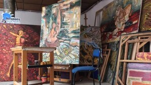 An art studio with easels, a chair, and various artworks on display. - Casa de las Culturas San Marcos (Quito)
