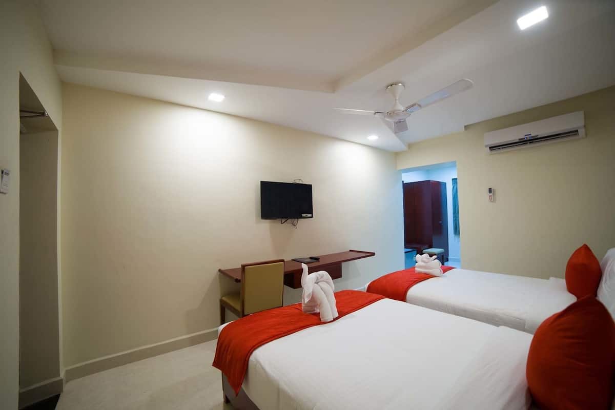Business Room, 1 Double Bed, Non Smoking, City View | 1 bedroom, Select Comfort beds, in-room safe, individually decorated
