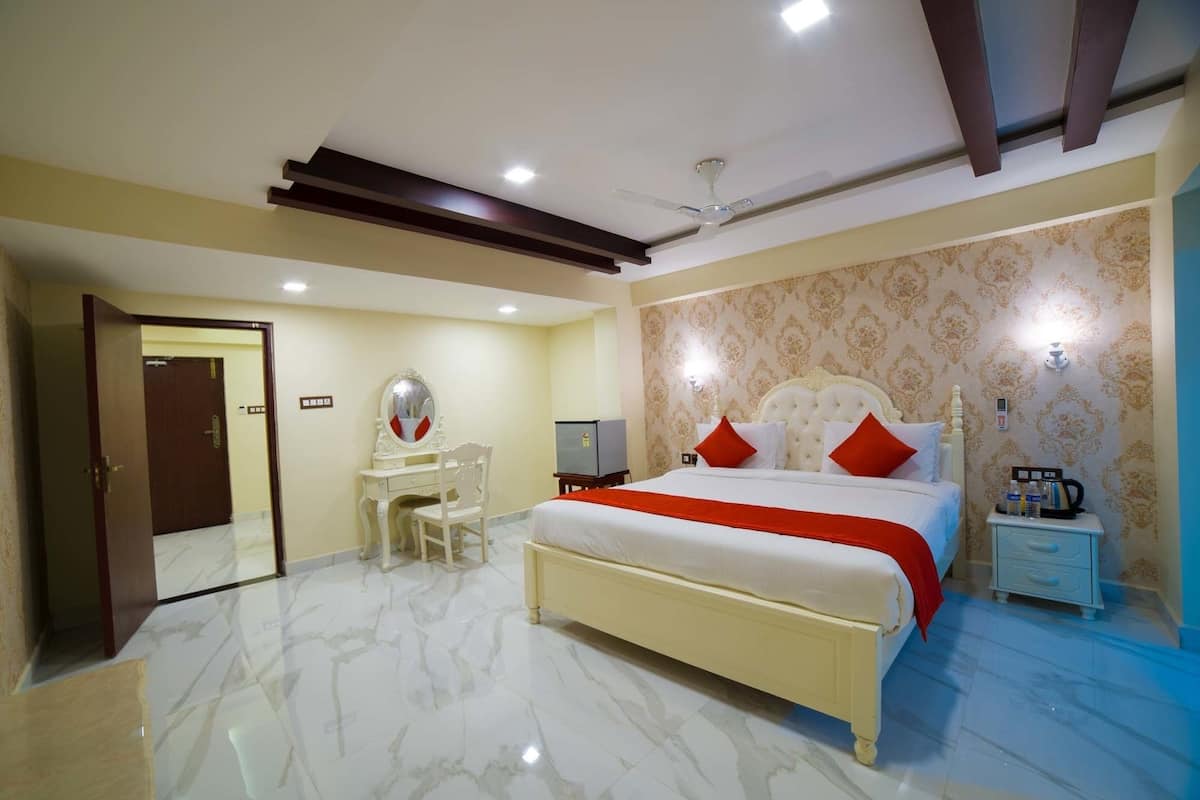 Presidential Room, 1 King Bed, Non Smoking, City View | 1 bedroom, Select Comfort beds, in-room safe, individually decorated