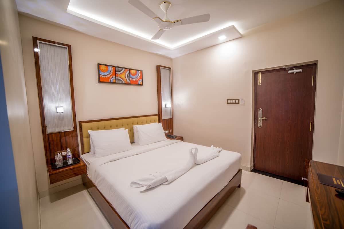 Standard Room, 1 King Bed, Non Smoking, City View | 1 bedroom, Select Comfort beds, in-room safe, individually decorated