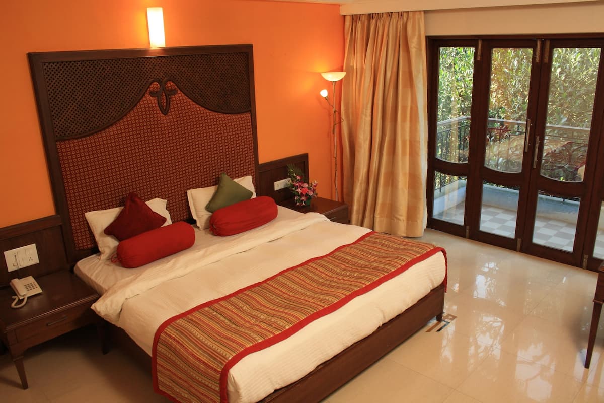 Deluxe Double Room, 1 Double Bed | 1 bedroom, desk, soundproofing, rollaway beds