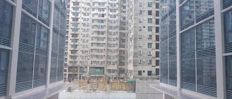 Um edifício alto com piscina e área de estar ao ar livre.