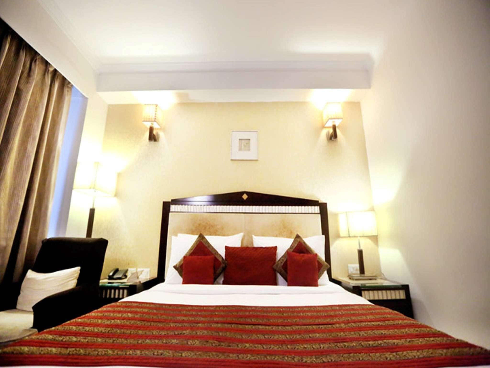 Tallelokero huoneessa, pimennysverhot, äänieristys, lisävuoteet