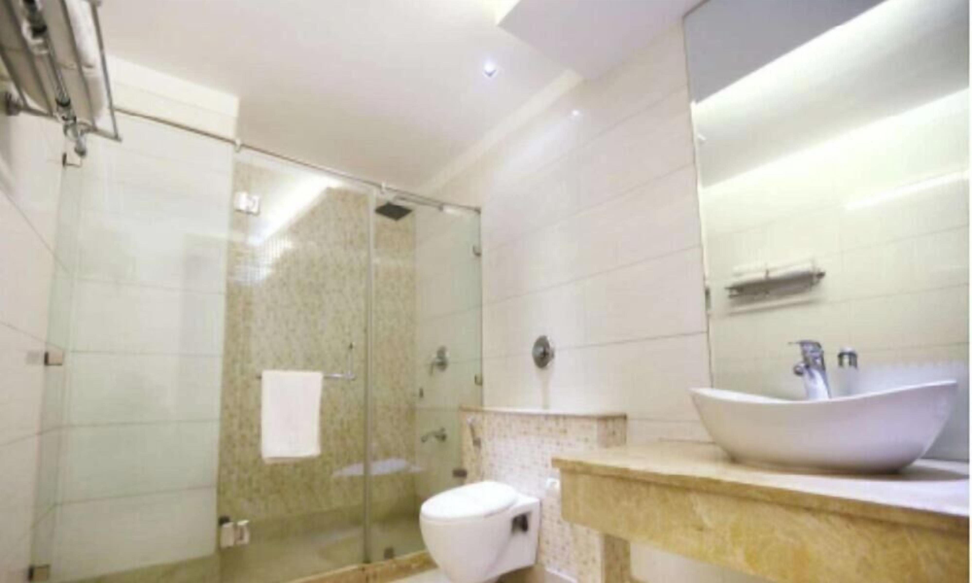 Quarto premium, várias camas | Banheiro | Chuveiro, toalhas de banho