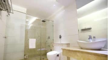 Quarto premium, várias camas | Banheiro | Chuveiro, toalhas de banho