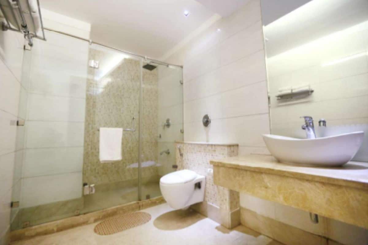 Chambre Premium, plusieurs lits | Coffres-forts dans les chambres, rideaux occultants