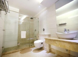 Habitación Premium, varias camas | Baño | Regadera y toallas 