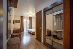 标准双人房或双床房 | 办公桌、熨斗/熨板、免费 WiFi、床单