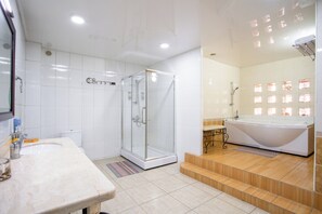 Deluxe Room | Bathroom | Hair dryer, slippers, towels - Asia Mountains (Bishkek)