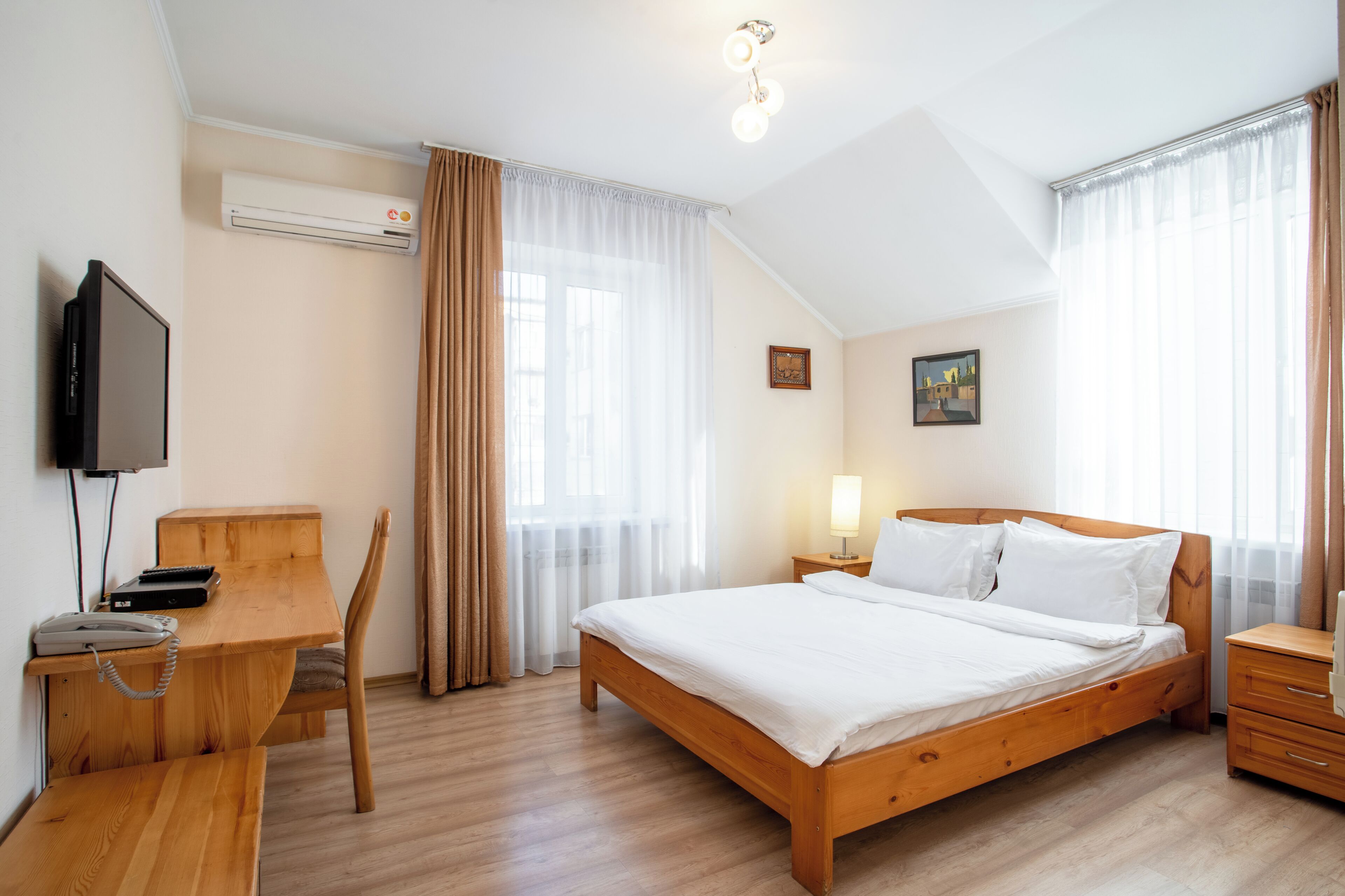 Meja kerja, setrika/meja setrika, Wi-Fi gratis, dan seprai linen