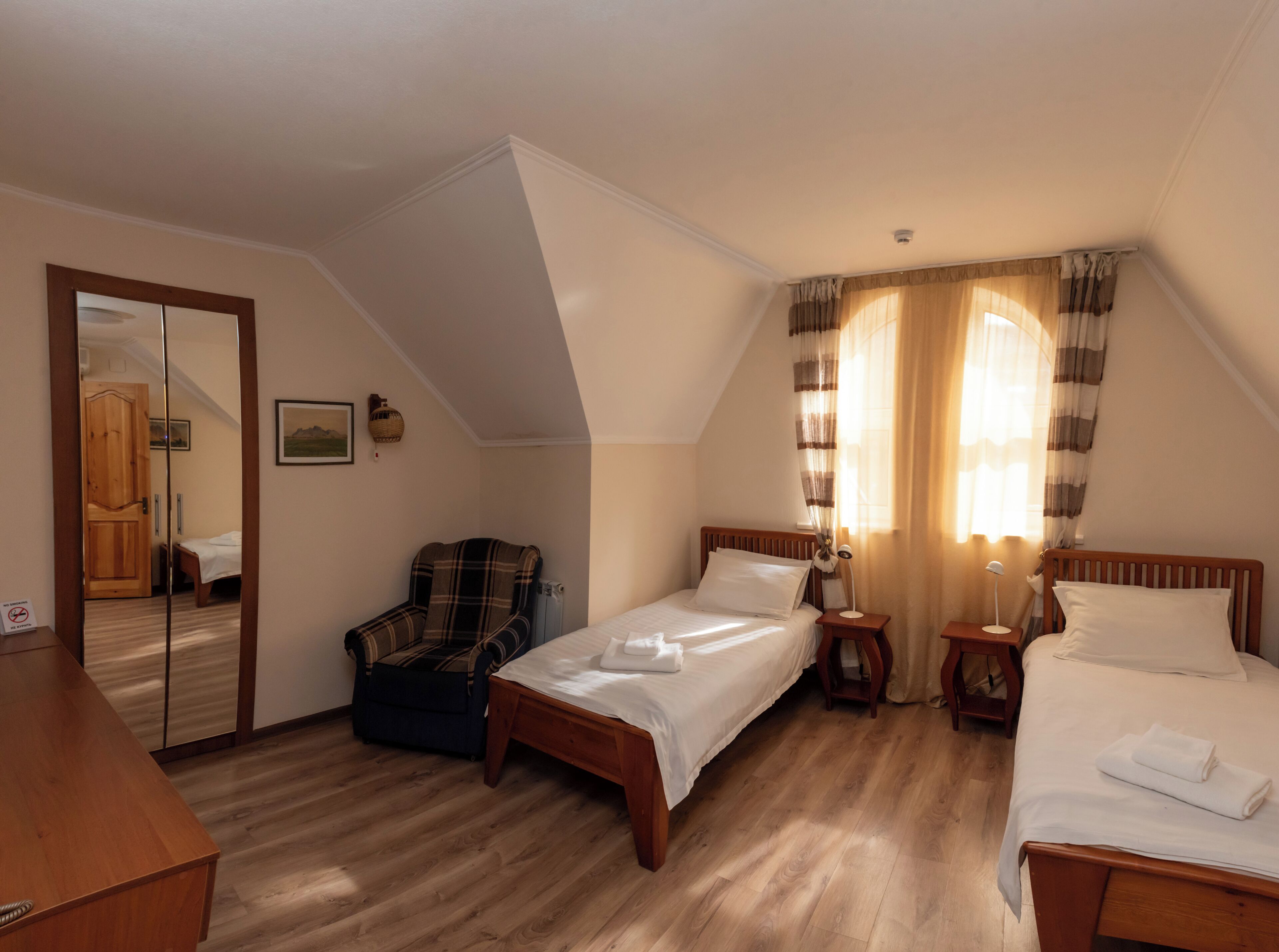 Kamar Twin Standar | Meja kerja, setrika/meja setrika, Wi-Fi gratis, dan seprai linen