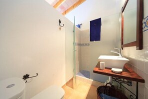 浴槽、ヘアドライヤー、タオル
