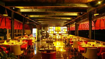 Breakfast, lunch, dinner served; local and international cuisine