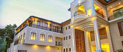 Fachada de la propiedad