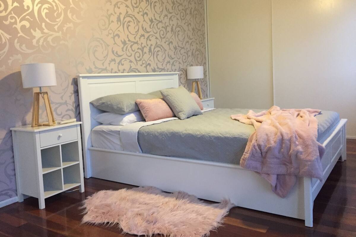 Apartamento familiar, 2 habitaciones, vistas al parque | 2 dormitorios, cortinas opacas, tabla de planchar con plancha