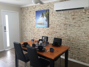 Family Apartment, 2 Bedrooms, Park View | In-room dining