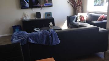 TV layar datar dan konsol video game