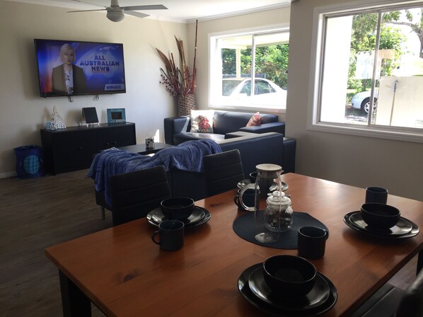 Departamento familiar, 2 habitaciones, vista al parque | Área de sala de estar | Televisión de pantalla plana y consola de videojuegos 