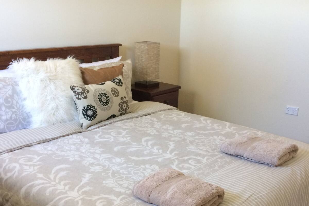 Apartamento superior, 2 camas de matrimonio, vistas al jardín | 2 dormitorios, cortinas opacas, tabla de planchar con plancha