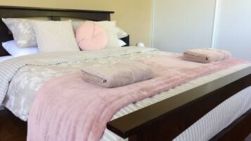 Apartemen Superior, 2 Tempat Tidur Queen, pemandangan kebun | 2 kamar tidur, tirai kedap cahaya, dan setrika/meja setrika