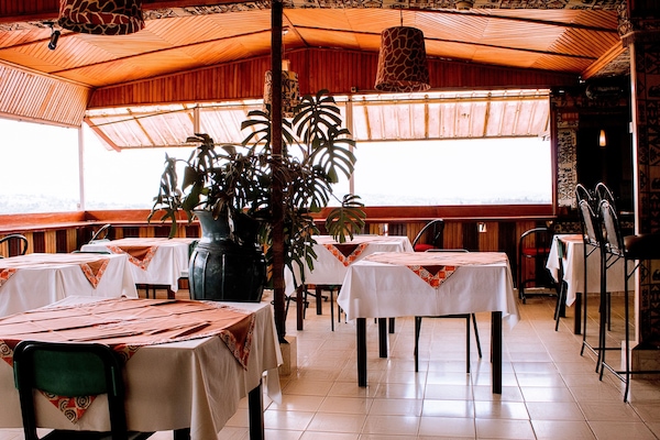 Petit déjeuner, déjeuner et dîner servis sur place