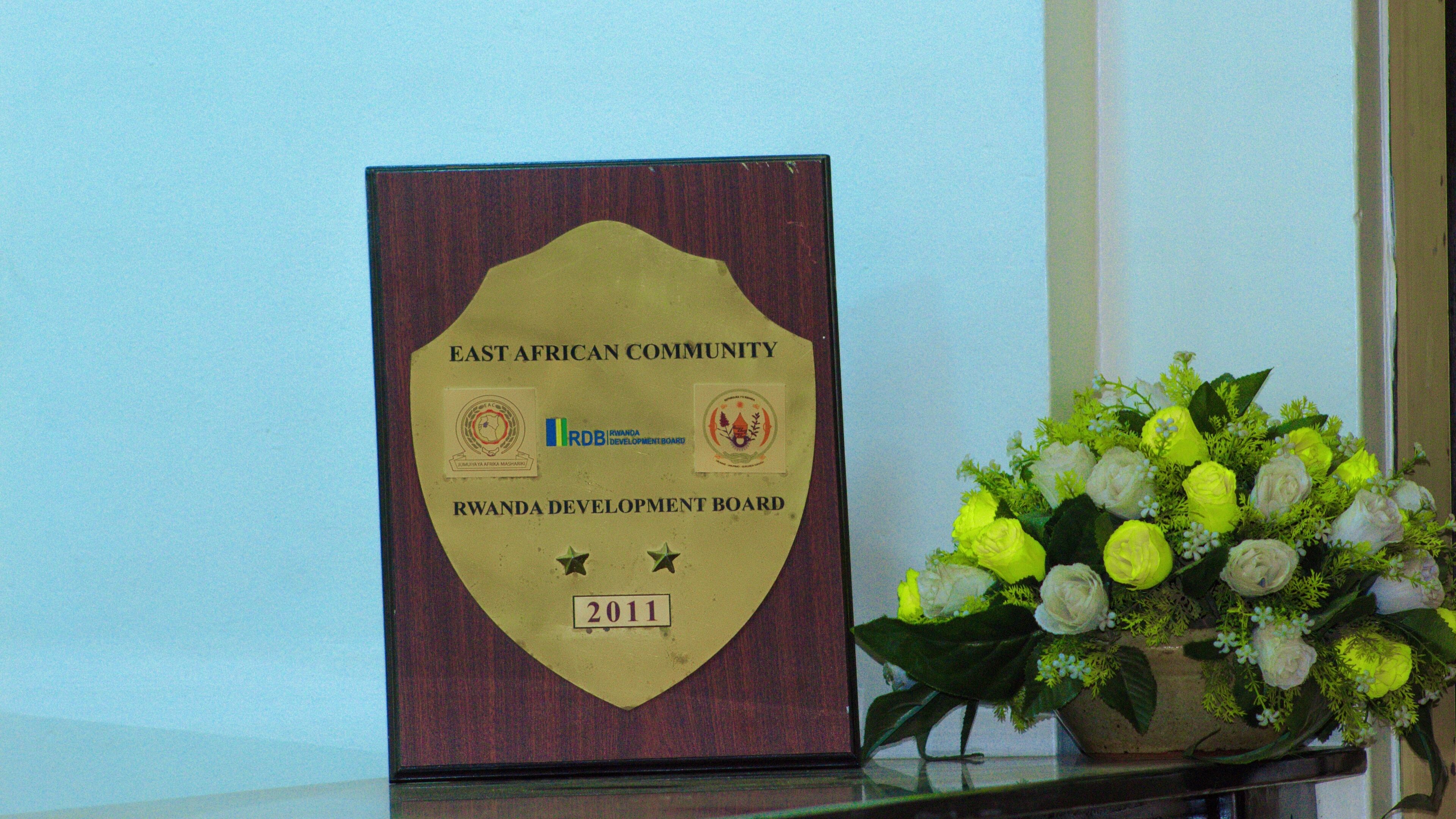 Una placa en una pared con el texto "East African Community Rwanda Development Board 2011".