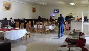 Petit déjeuner, déjeuner et dîner servis sur place