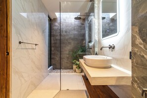 Premium 2 bedroom villa with private pool | Badezimmer | Badewanne und Dusche (separat), Regendusche, kostenlose Toilettenartikel