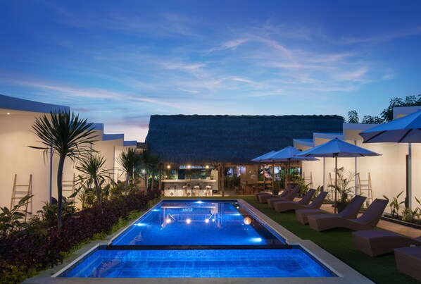 Piscine extérieure, chaises longues