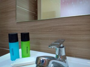 Shower, free toiletries, hair dryer (on request), towels - Nice Inn (George Town)