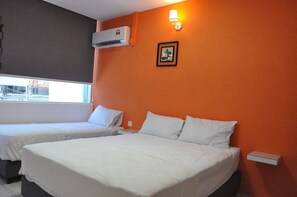 舒适三人房, 多张床 | 办公桌、笔记本电脑工作区、免费 WiFi、床单