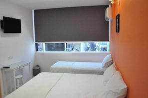 Schreibtisch, laptopgeeigneter Arbeitsplatz, kostenloses WLAN