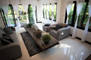 Biệt thự Cao cấp | Khu phòng khách | TV màn hình phẳng, Netflix, MP3 dock 